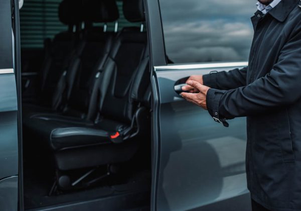 portier-welcoming-into-the-car